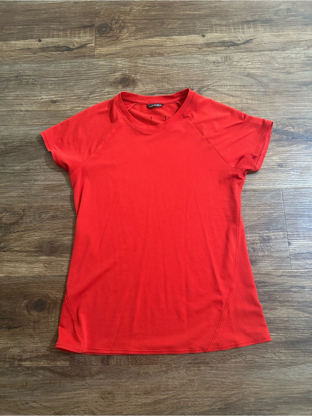 Women’s oiselle Red Short Sleeve Flyout Shirt- size 4